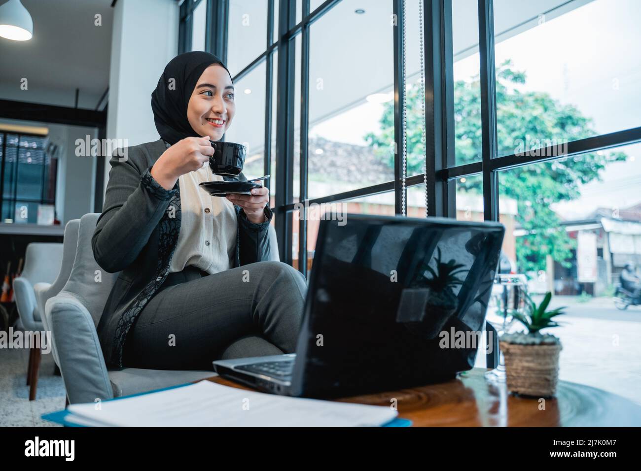 Junge Geschäftsfrau muslimische Frau, die in ihrem Büro arbeitet Stockfoto