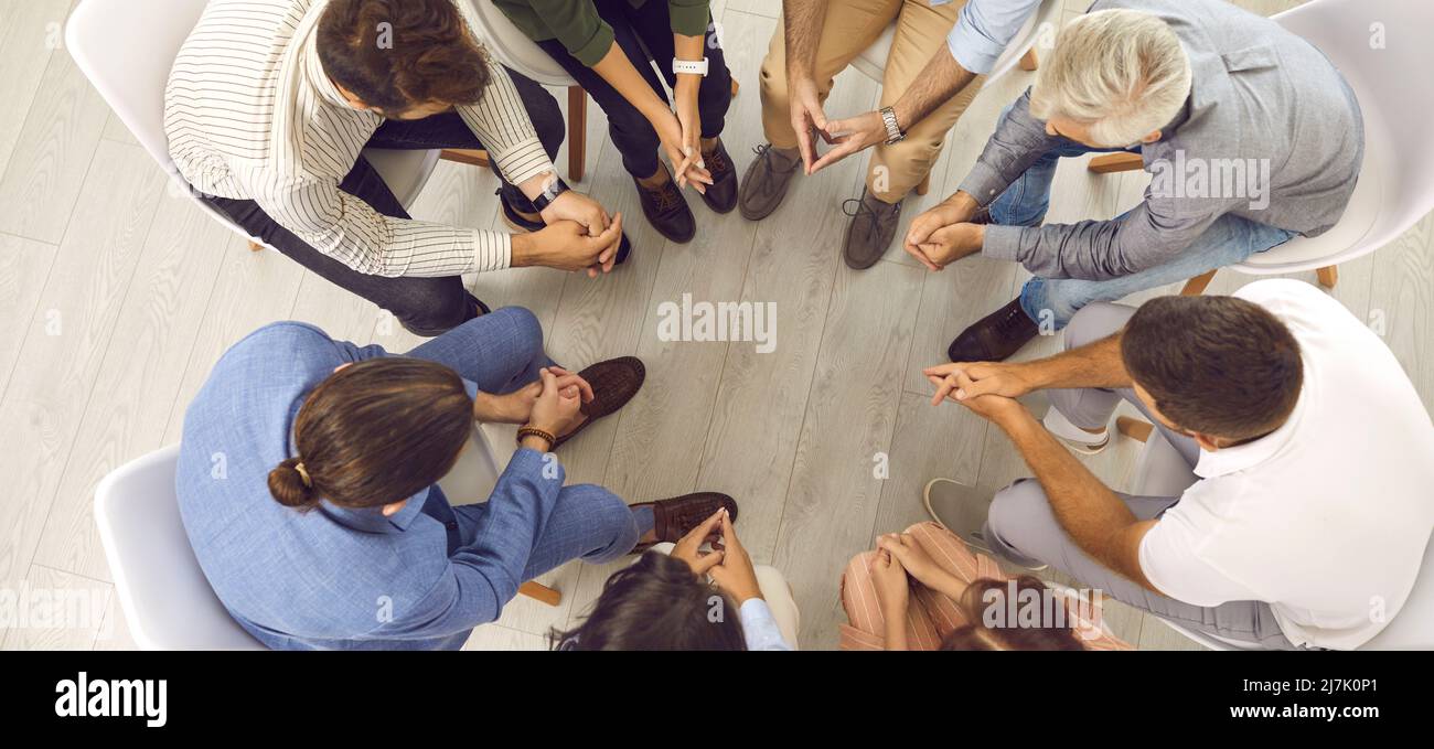 Bannerhintergrund mit Leuten, die reden, während sie in einer Gruppentherapie im Kreis sitzen Stockfoto