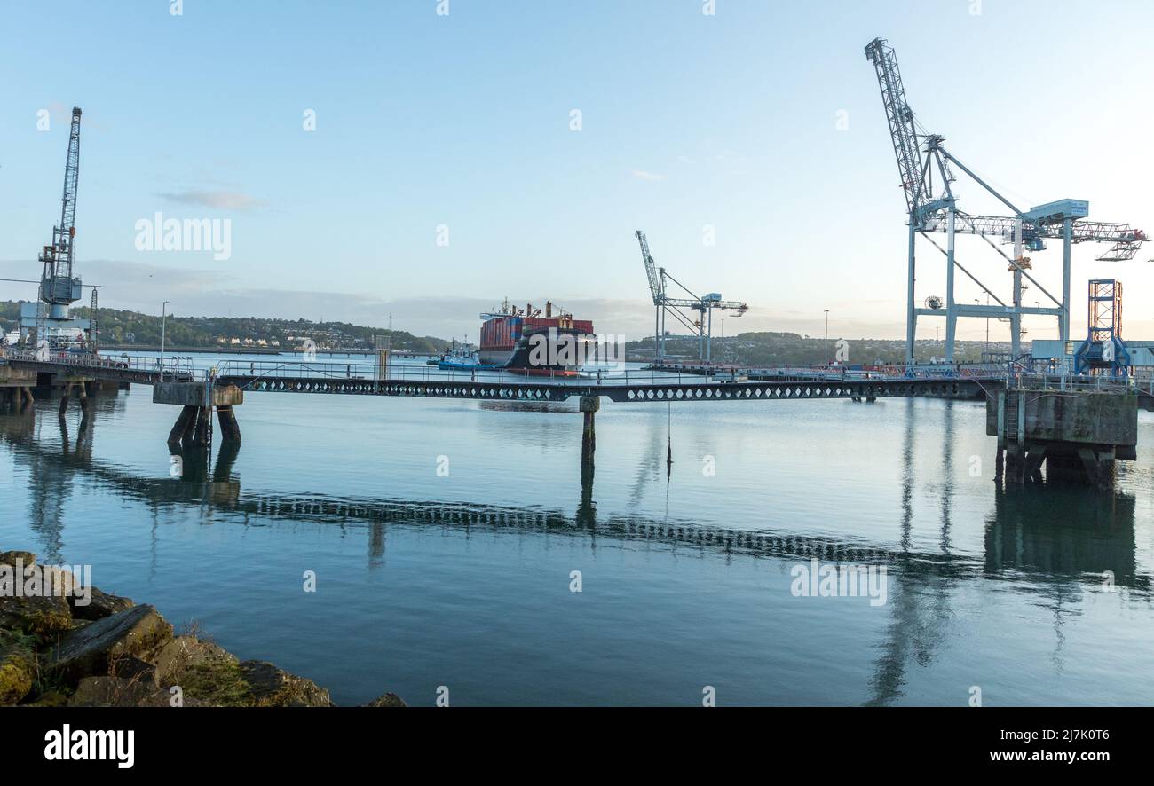 Ringaskiddy, Cork, Irland. 10.. Mai 2022. Das Containerschiff Independent Vision wird im ersten Licht zum Tiefwasseranlegeplatz in Ringaskiddy, Co. Cork, Irland, gelangen. - Bild David Creedon Stockfoto