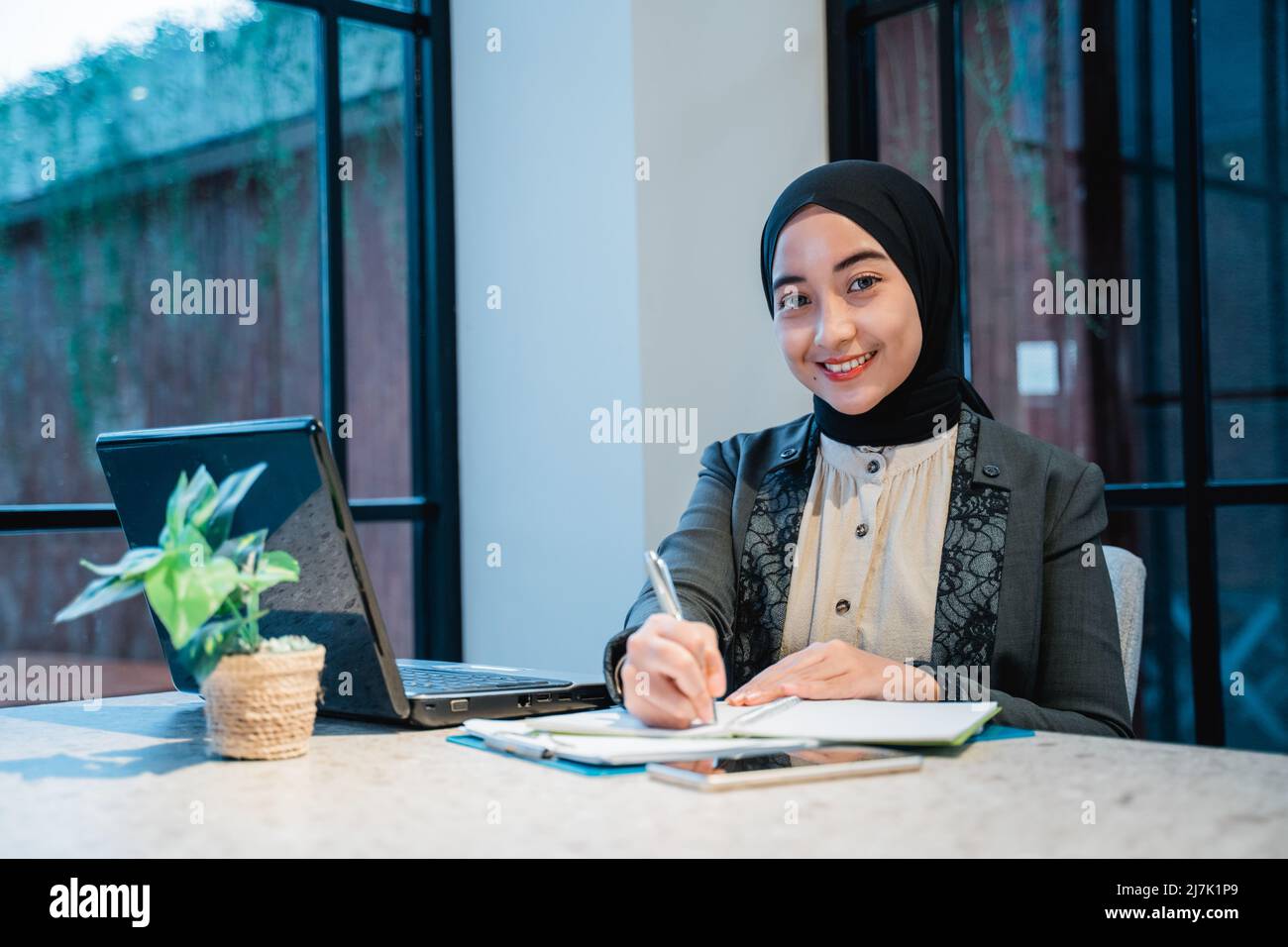 Junge Geschäftsfrau muslimische Frau, die in ihrem Büro arbeitet Stockfoto