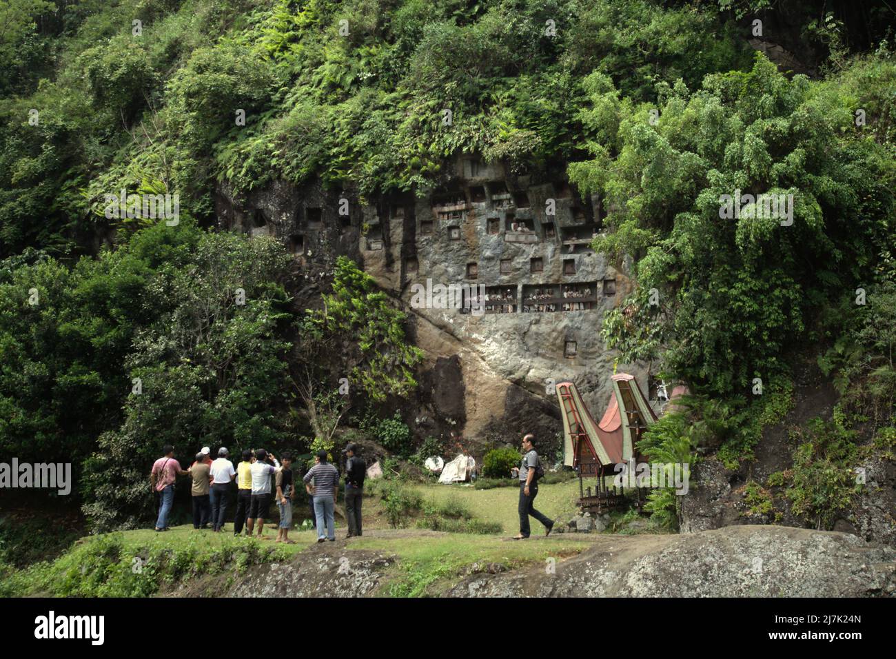 Eine Gruppe inländischer Touristen besucht die traditionelle Grabstätte in Lemo, Nord-Toraja, Süd-Sulawesi, Indonesien. Stockfoto