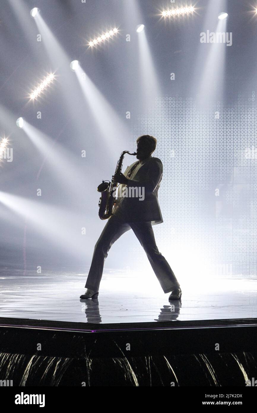 Turin, Italien. 9. Mai 2022. Saxophonist der lettischen Band Citi Zēni auf der Bühne des Turin Eurovision Song Contest 2022 Credit: Marco Destefanis/Alamy Live News Stockfoto