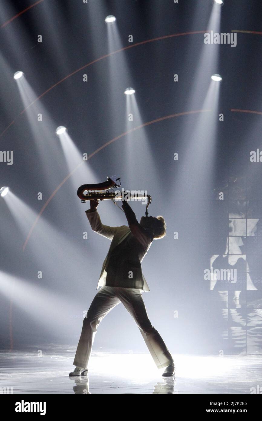 Turin, Italien. 9. Mai 2022. Saxophonist der lettischen Band Citi Zēni auf der Bühne des Turin Eurovision Song Contest 2022 Credit: Marco Destefanis/Alamy Live News Stockfoto