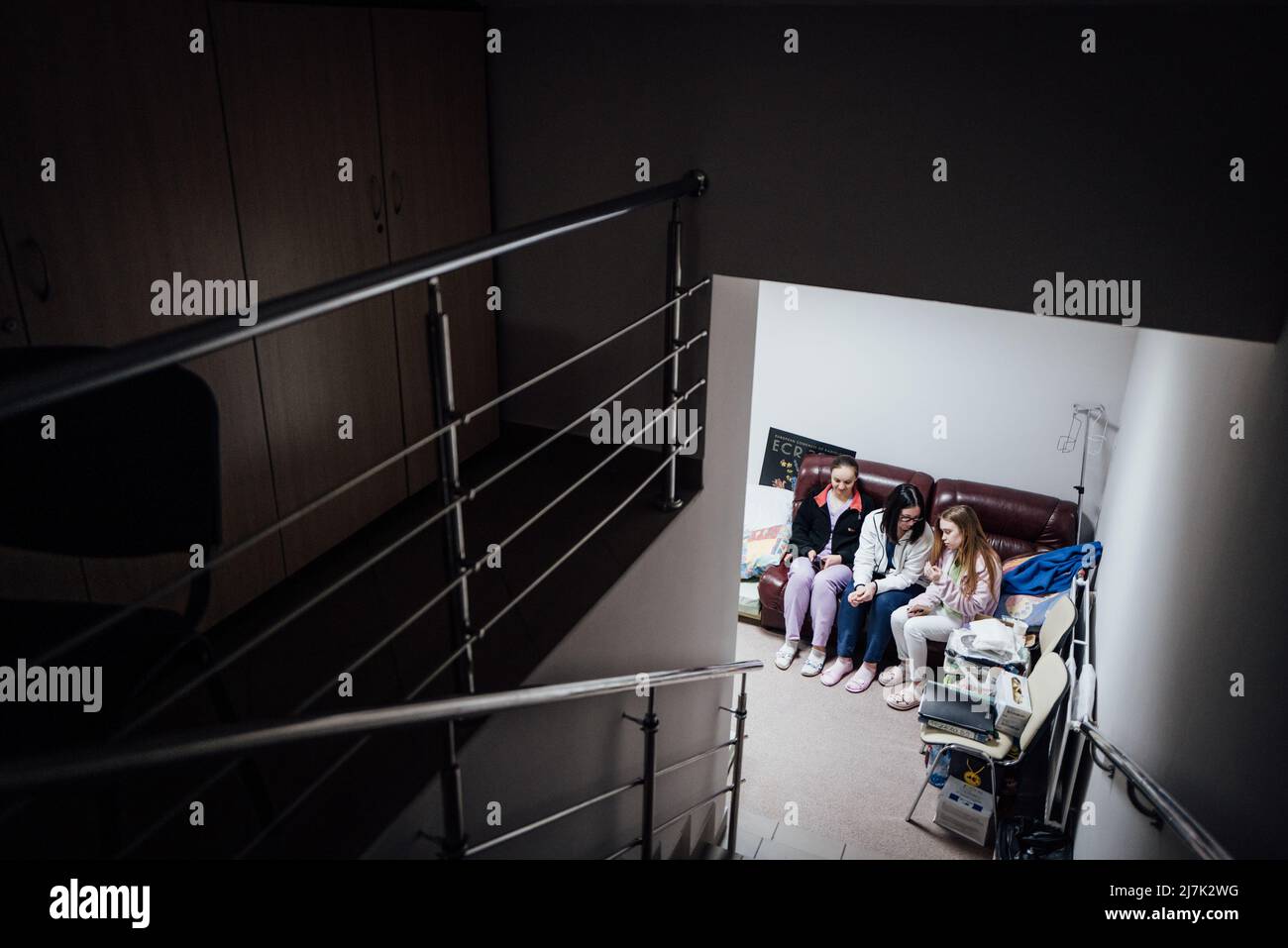 Adrien Vautier / Le Pictorium - Russische Invasion in der Ukraine, Kiew bereitet sich vor - 3/3/2022 - Ukraine / Kiew - Eine Krankenschwester wird von ihrem Kollegen getröstet Stockfoto