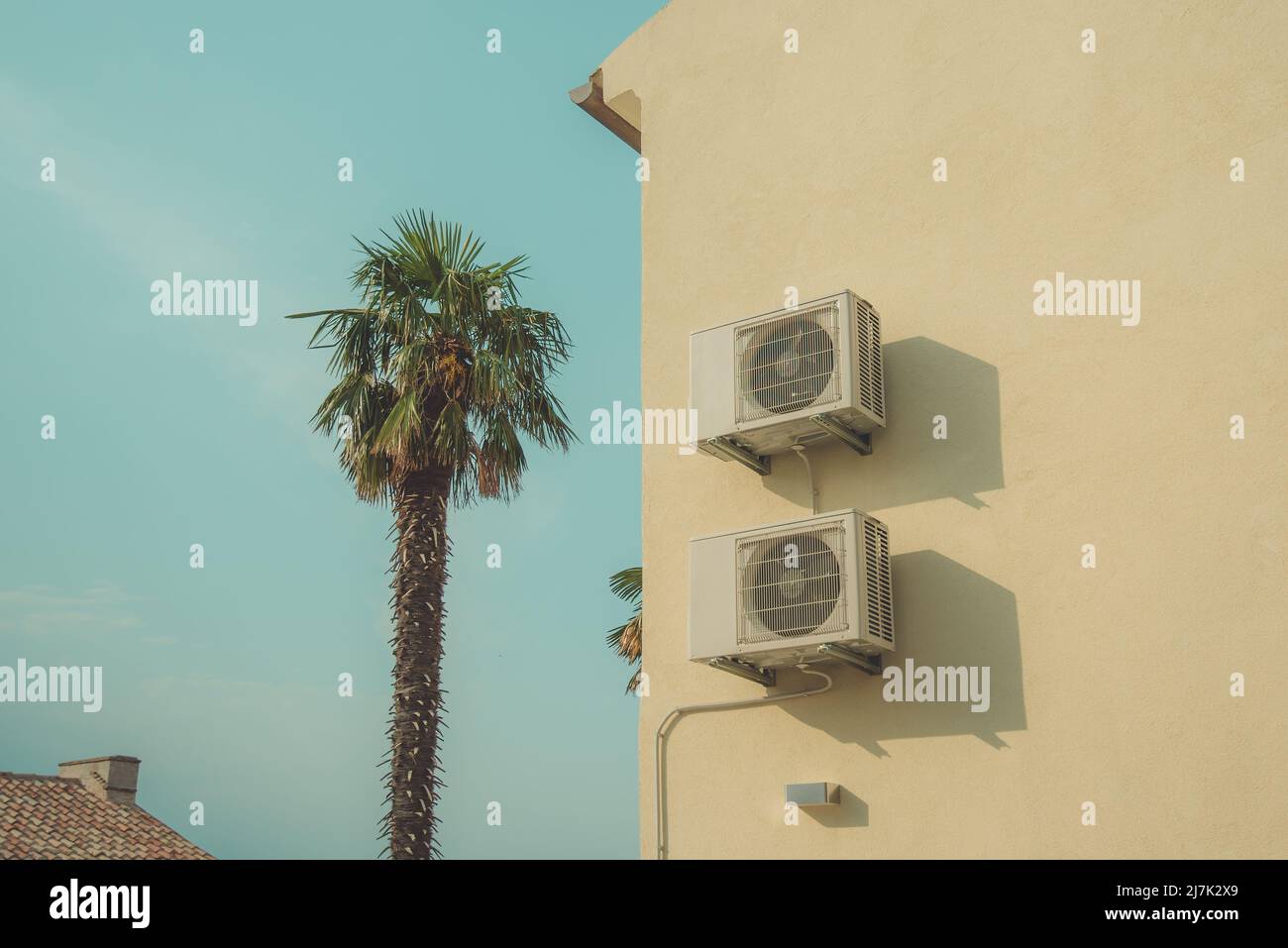 Klimaanlage externe Einheit an der Wand des mediterranen Hauses in Kroatien montiert, Kopie Raum enthalten Stockfoto