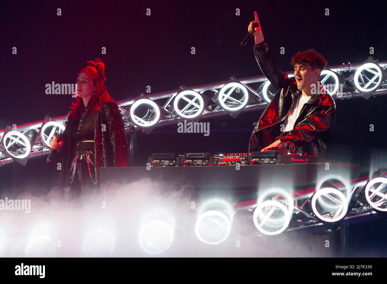 Turin, Italien. 9. Mai 2022. Der österreichische Musiker LUM!X (richtiger Name Luca Michlmayr) mit Sängerin Pia Maria auf der Bühne des Turin Eurovision Song Contest 2022 Credit: Marco Destefanis/Alamy Live News Stockfoto