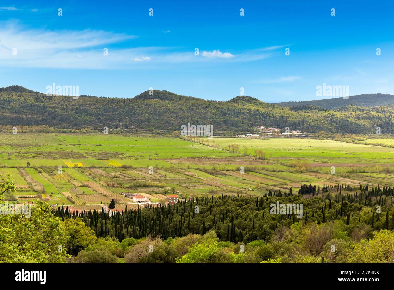 Frühlingslandschaft. Bergtal an einem Frühlingstag Stockfoto