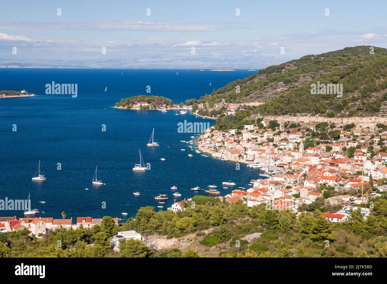 Stadt und Bucht von Vis, Insel Vis, Mittelmeer, Kroatien Stockfoto
