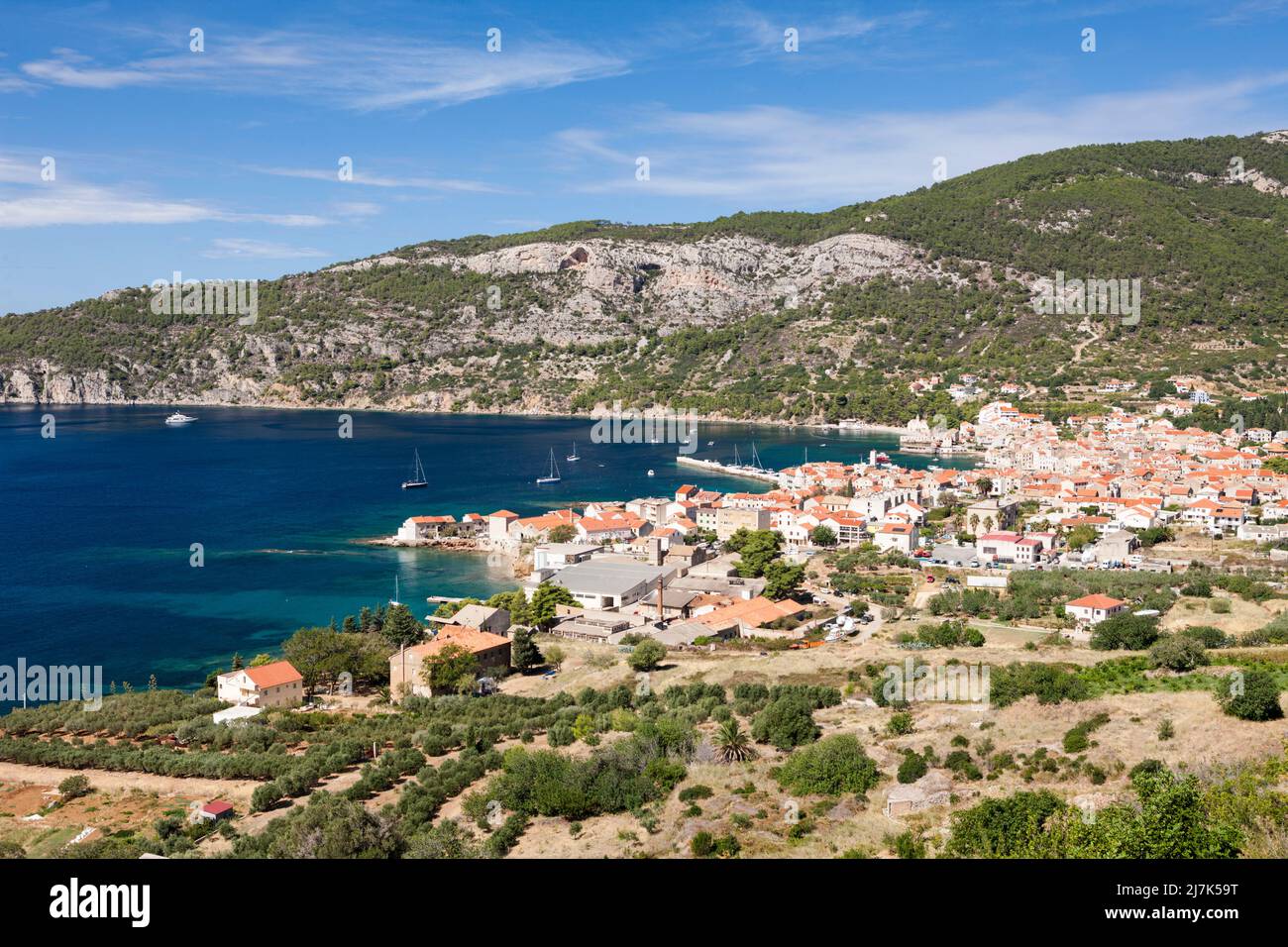 Stadt und Bucht von Komiza, Insel Vis, Mittelmeer, Kroatien Stockfoto