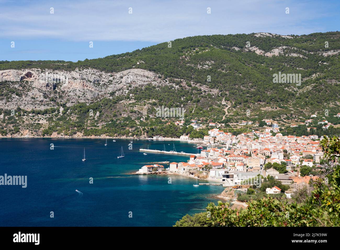 Stadt und Bucht von Komiza, Insel Vis, Mittelmeer, Kroatien Stockfoto