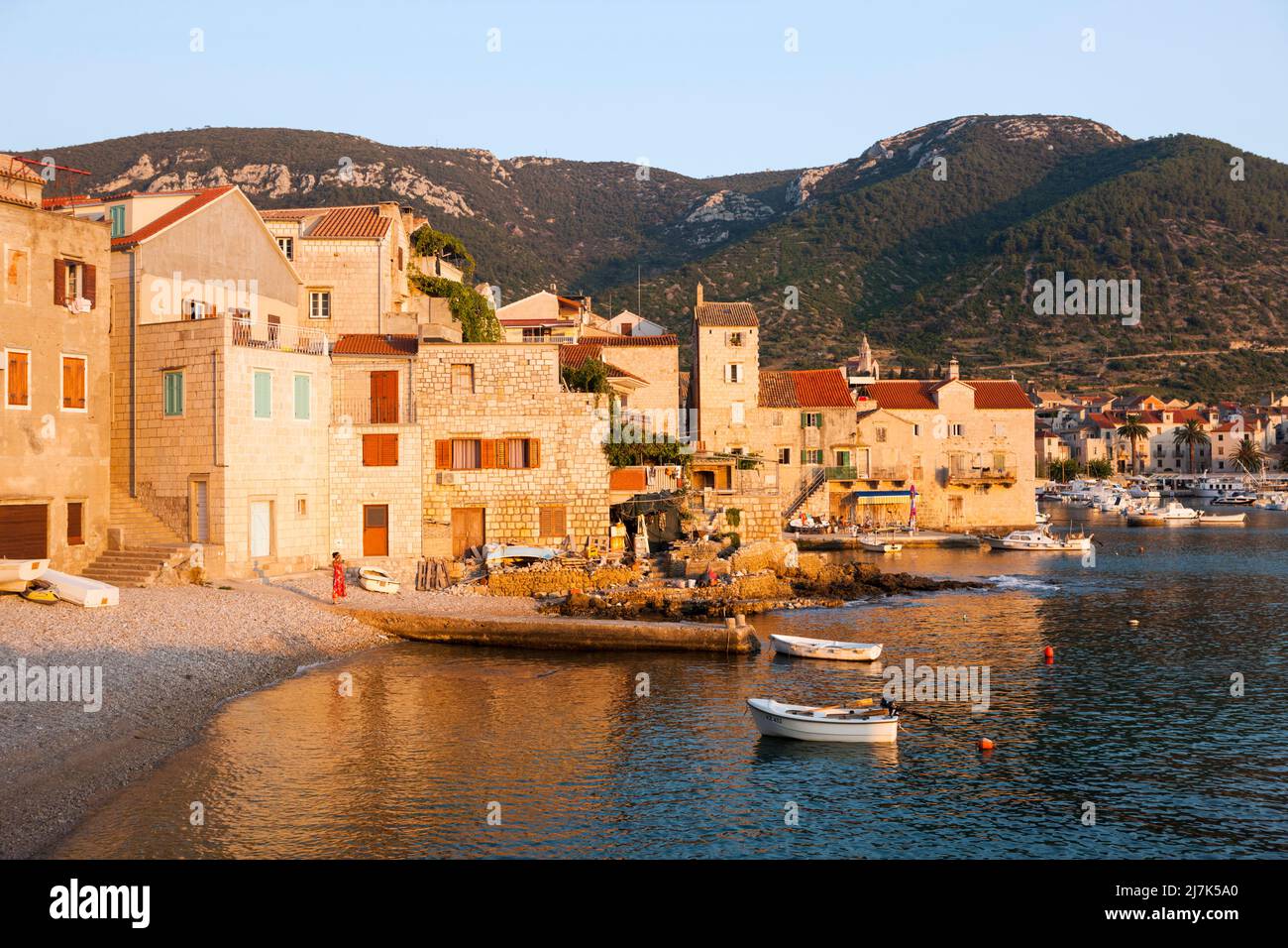 Häuser von Komiza, Insel Vis, Mittelmeer, Kroatien Stockfoto