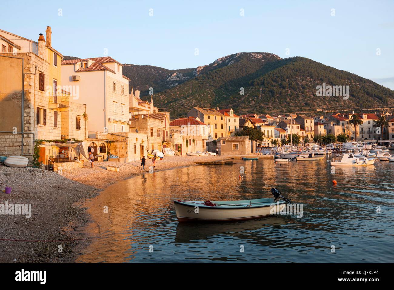 Häuser von Komiza, Insel Vis, Mittelmeer, Kroatien Stockfoto