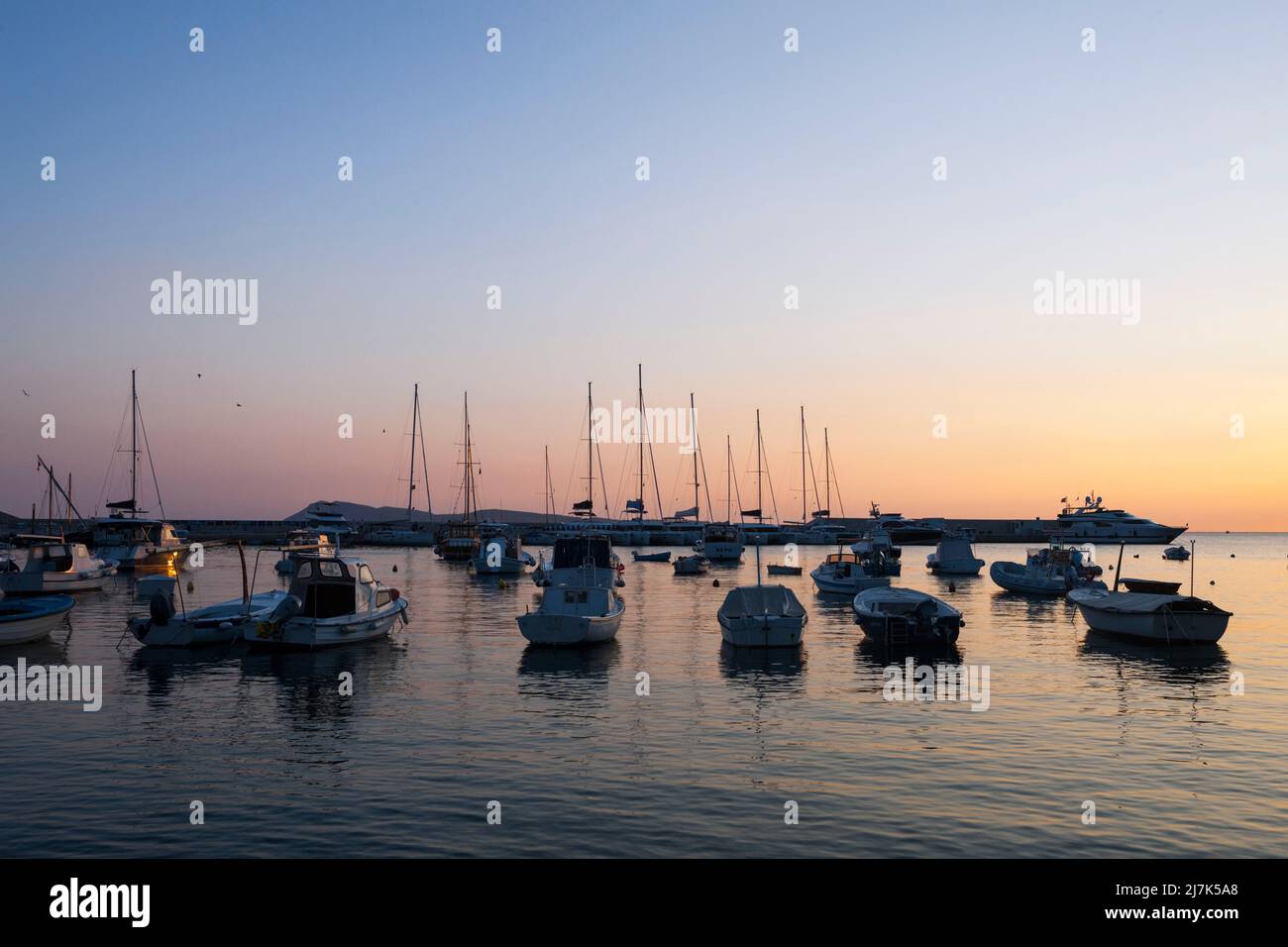 Hafen von Komiza, Insel Vis, Mittelmeer, Kroatien Stockfoto
