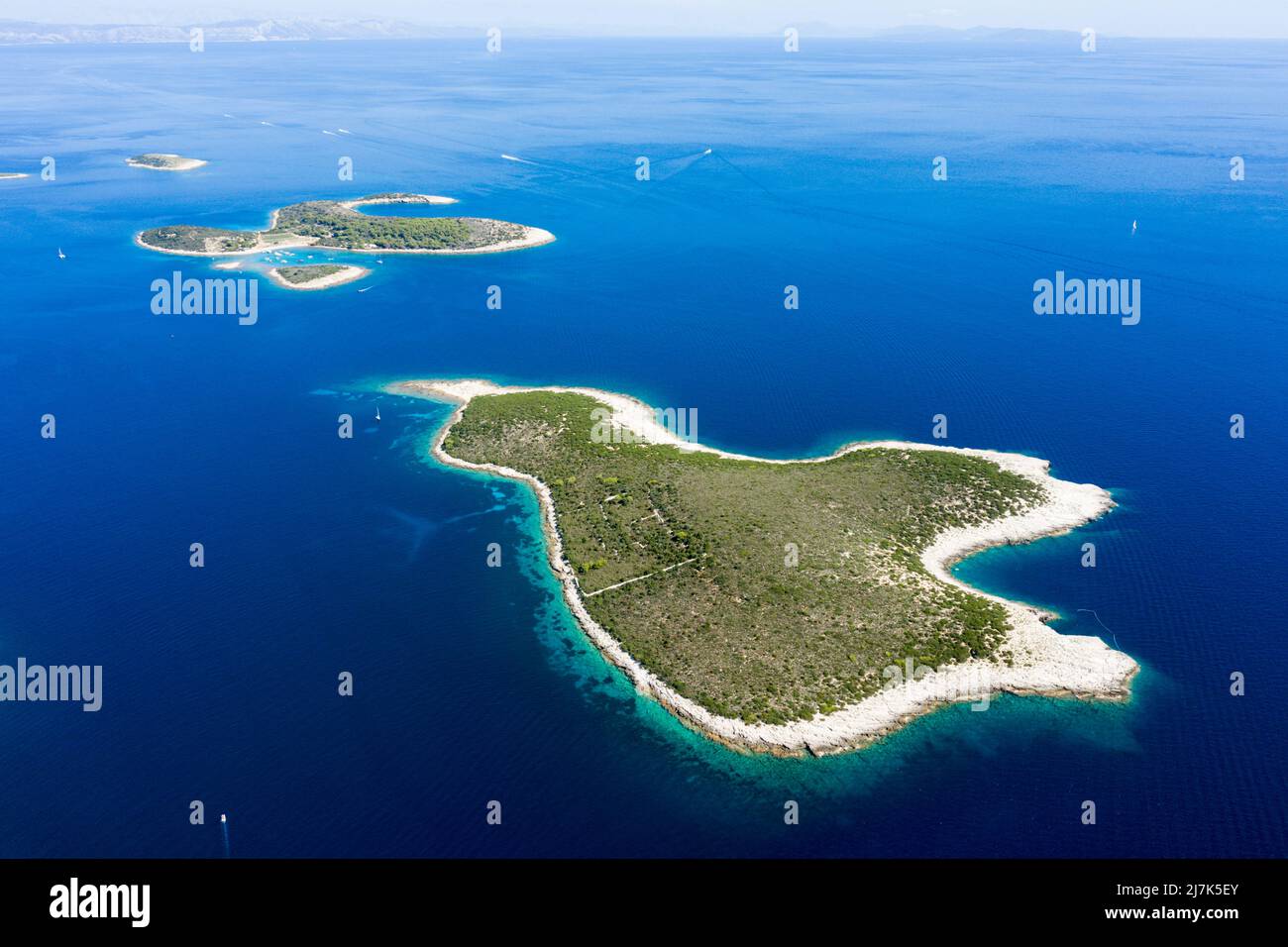Insel Ravnik und Budikovac im Süden der Insel Vis, Mittelmeer, Kroatien Stockfoto