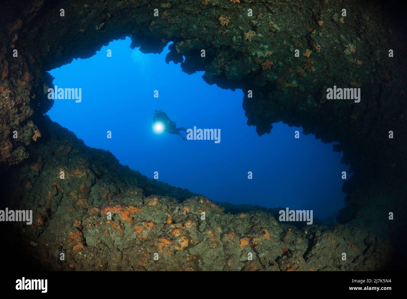 Scuba Diving in Green Cave, Insel Vis, Mittelmeer, Kroatien Stockfoto
