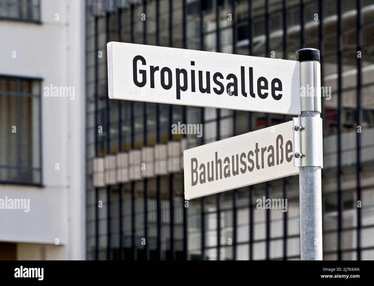 Dessau Bauhaus Straßschild 6175 vor dem Gebäude Stockfoto