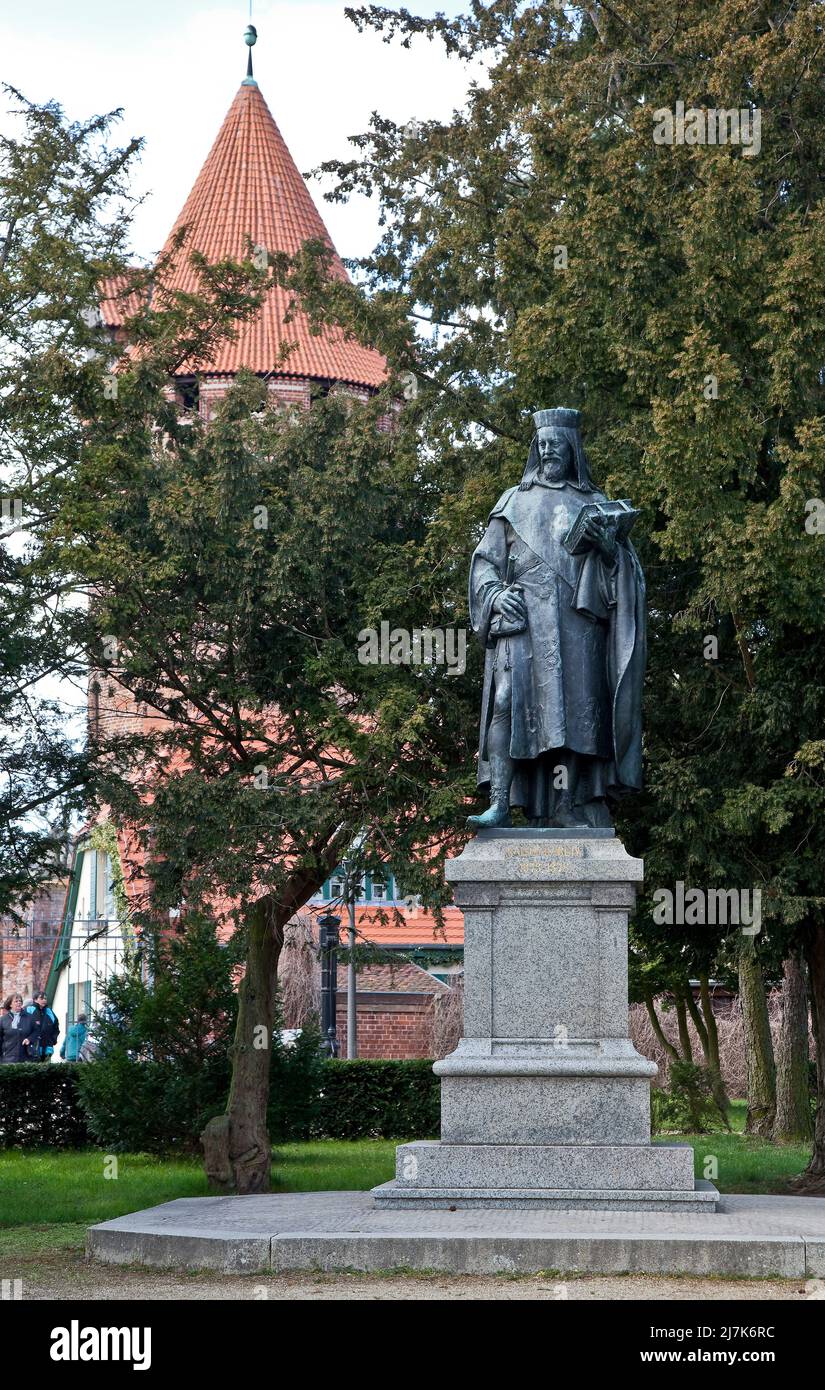 Kaiser Karl IV 1316-78 Bronzestandbild 1900 von Ludwig Cauer 74840 Standort Burg Tangermünde Elbe links im Hintergrund sowie Greifwiderstand Stockfoto