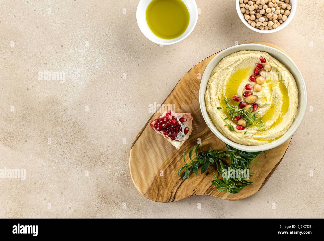 Hummus, pürierte Kichererbsen mit Granatapfel, Limette, Gewürzen, Olivenöl und Kräutern Stockfoto