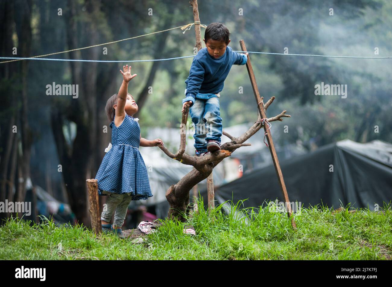 Indigene Kinder spielen, während die indigenen Gemeinschaften der Embera das provisorische Lager verlassen, das vor 8 Monaten errichtet wurde und in dem mehr als 1000 indigene Menschen leben Stockfoto