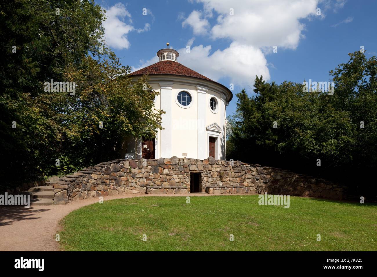 Wörlitz Park Synagoge auch Vesta-Tempel genannt 88090 vollendet 1790 Ansicht von Süden in der Bruchsteinrampe Eingang zum Ritualbad Stockfoto