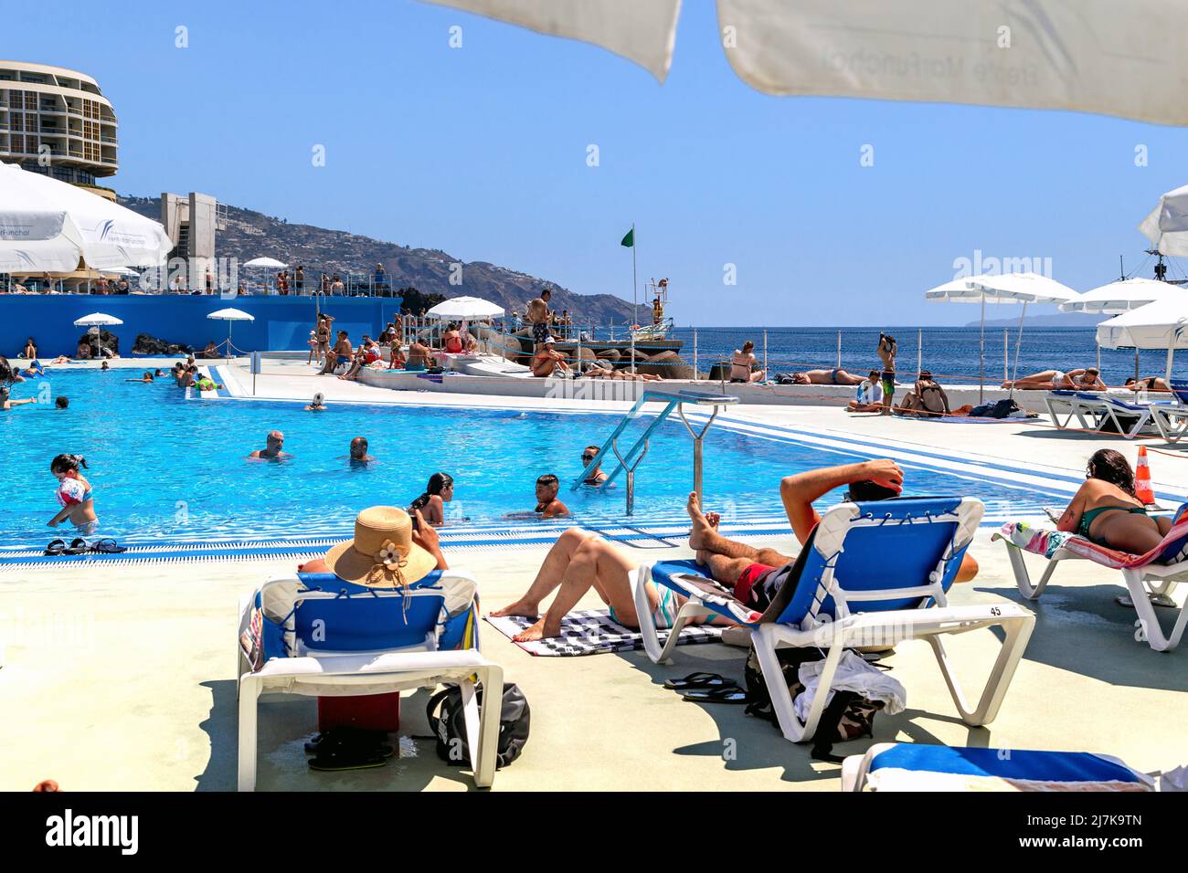 FUNCHAL, PORTUGAL - 29. AUGUST 2021: Nicht identifizierte Menschen entspannen sich im Strandkomplex do Lido. Stockfoto