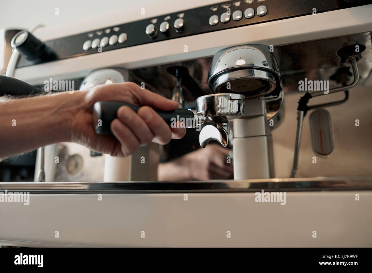 Prozess des Gießen von gemahlenem Kaffee in den Filter Stockfoto