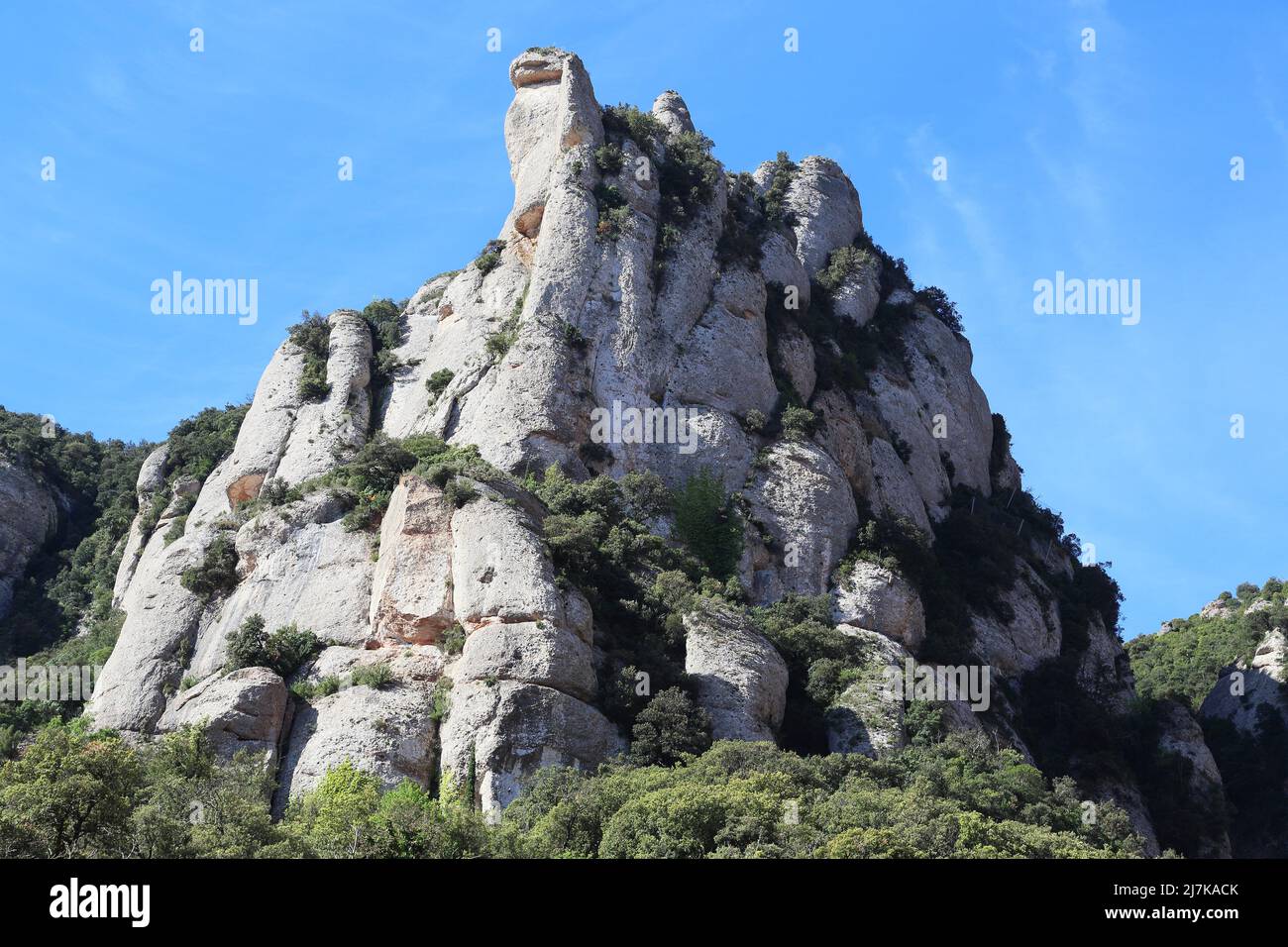 Es handelt sich um ungewöhnlich große bizarre kahle Felsen des heiligen Berges Montserrat in Spanien. Stockfoto
