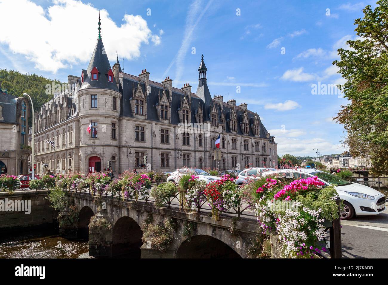 QUIMPER, FRANKREICH - 6. SEPTEMBER 2019: Dies ist das Gebäude der Präfektur Finistere, das Anfang des 20.. Jahrhunderts im Stil der Neorenaissance erbaut wurde Stockfoto