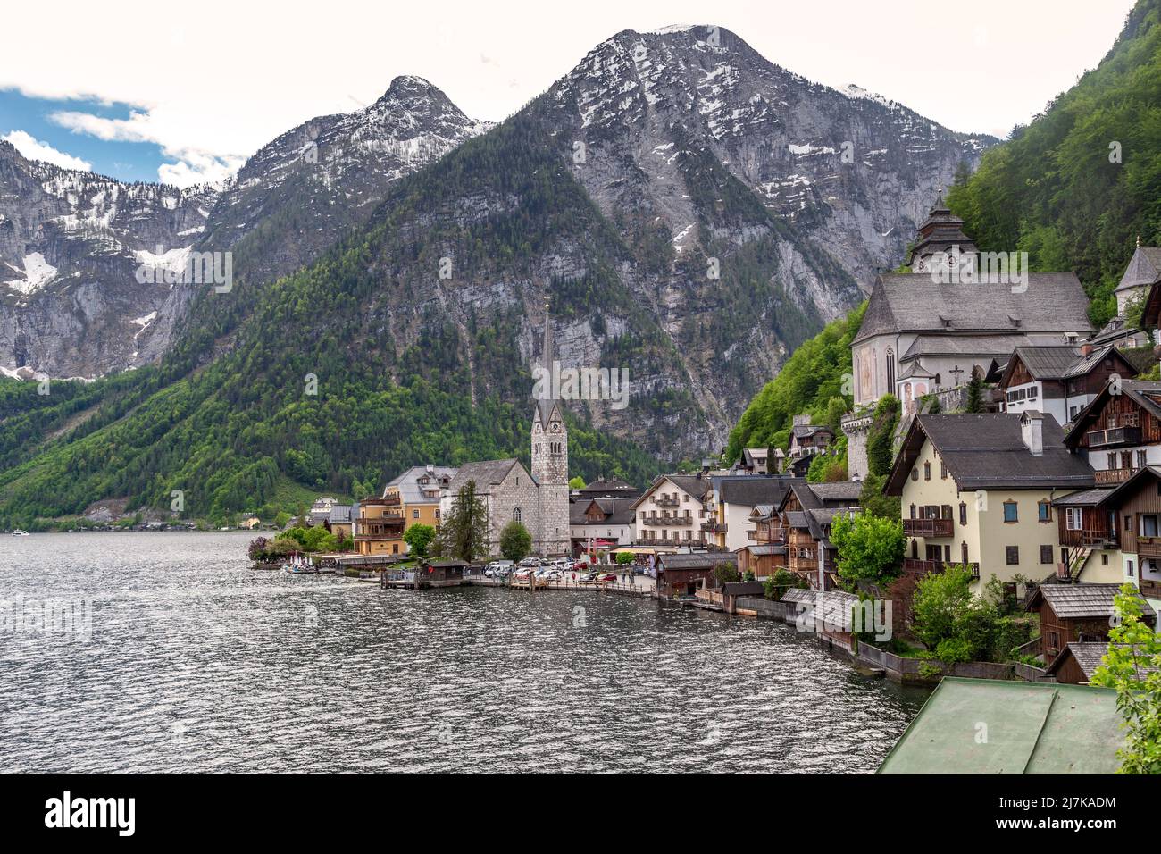 HALLSTATT, ÖSTERREICH - 18. MAI 2019: Das ist ein Blick auf die kleine Stadt am Ufer des Hallstattersees im Salzkammergut. Stockfoto