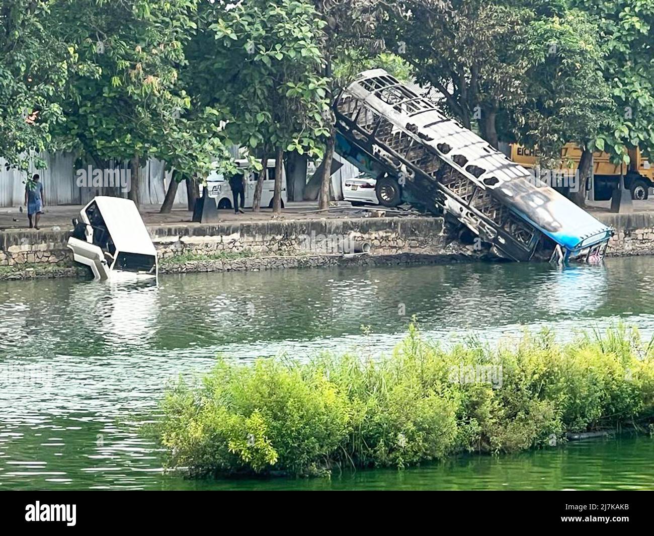 Colombo, Sri Lanka. 10. Mai 2022. Verbrannte Busse und Fahrzeuge sind auf den Straßen und im Beira-See zu sehen. Sri Lanka erlebte seinen gewalttätigsten Tag in den letzten Wochen, als Premierminister Mahinda Rajapaksa sein Amt aufgab. Bei Zusammenstößen um den forderten mindestens sieben Menschenleben und mehr als 200 Verletzte. Während der Zusammenstöße wurden Häuser und Offiziere von Mitgliedern der regierenden Partei und Anhängern niedergebrannt. Bis Mittwoch wurde eine landesweite Ausgangssperre ausgerufen, während die Armee in der Hauptstadt Colombo eingesetzt wurde. Stockfoto