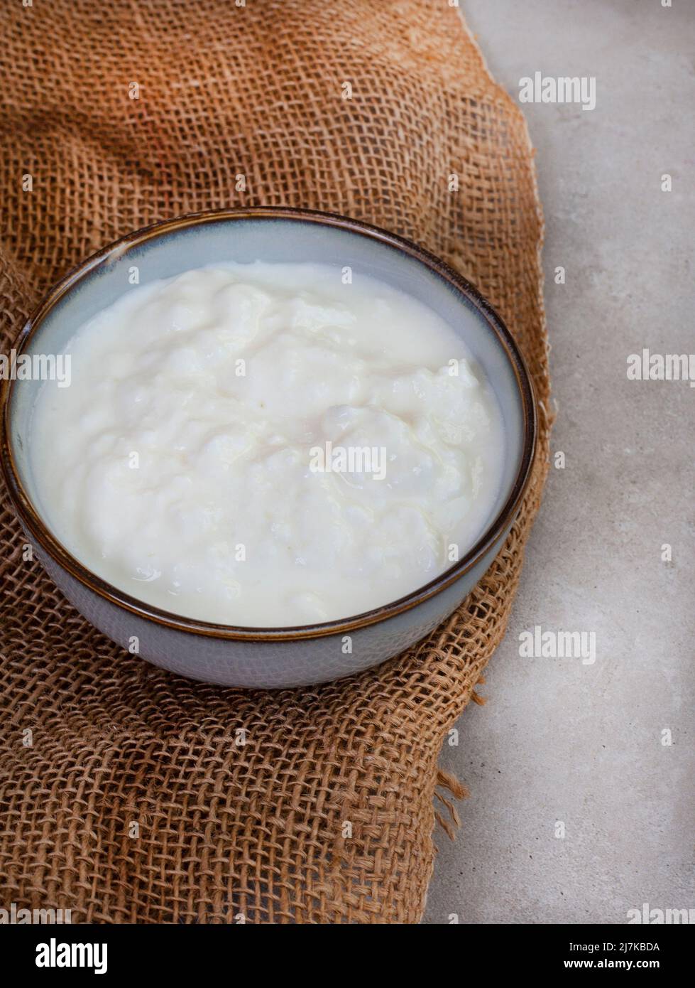 Südafrikanisches traditionelles Getränk aus fermentierter Milch, Amasi Stockfoto