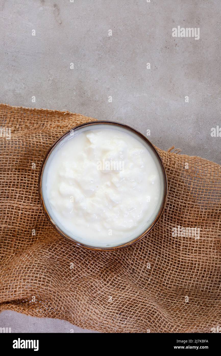 Südafrikanisches traditionelles Getränk aus fermentierter Milch, Amasi Stockfoto