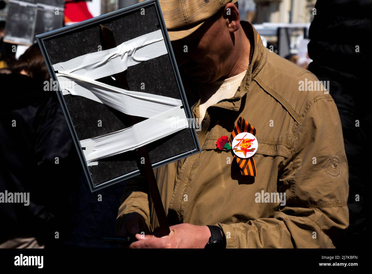 Moskau, Russland. 9.. Mai 2022. Die Menschen nehmen am marsch des Unsterblichen Regiments in der Tverskaya-Straße in Moskau, Russland, Teil. Die Veranstaltung feiert die Niederlage der Sowjetunion gegen Nazi-Deutschland im Zweiten Weltkrieg Stockfoto