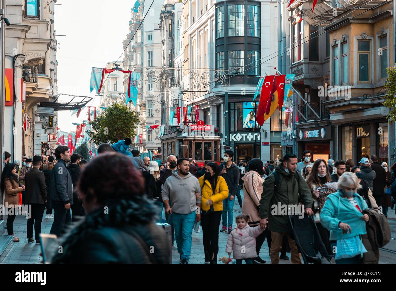 Menschen in der Istiklal Avenue oder Istiklal Caddesi in Istanbul. Istanbul Türkei - 11.13.2021 Stockfoto