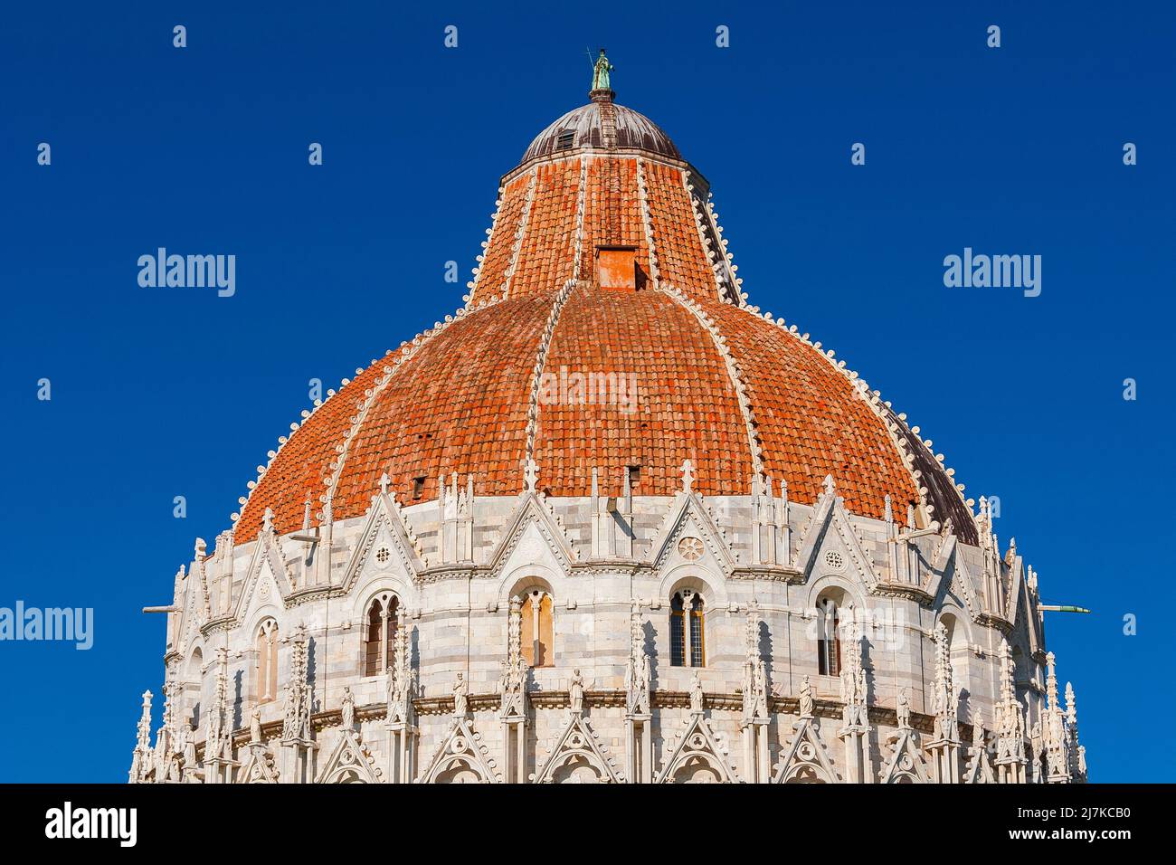 Pisa Baptistery schöne mittelalterliche Kuppel mit gotischen Reliefs und roten Fliesen Stockfoto