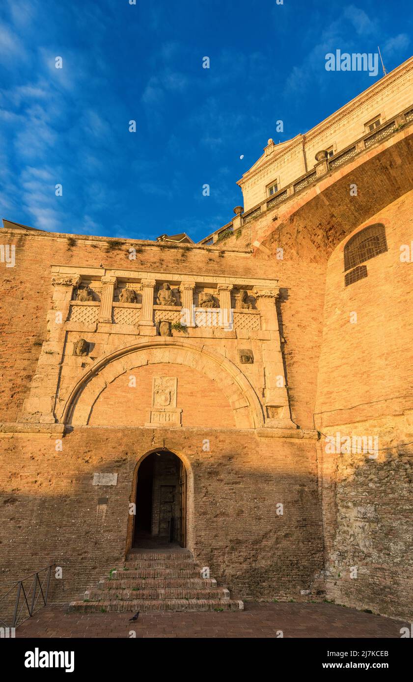 Porta Marzia Tor am Eingang der Rocca Paolina Festung Ruinen in Perugia, jetzt der öffentlichen U-Passage auf der oberen Stadt Stockfoto