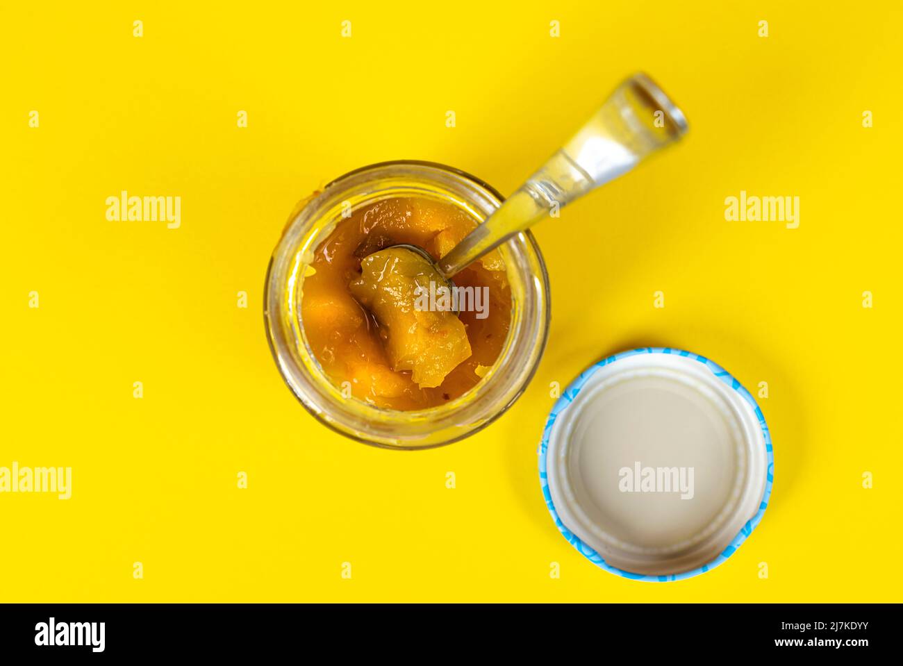 Der Teelöffel in einem Glas Marmelade Stockfoto