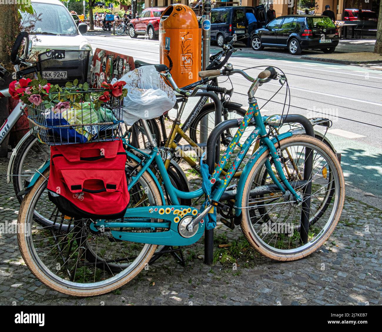 Geparktes Fahrrad mit bunten Anstrichen und Blumen im Korb in der Kastanien Allee, Prenzlauer Berg, Berlin Stockfoto