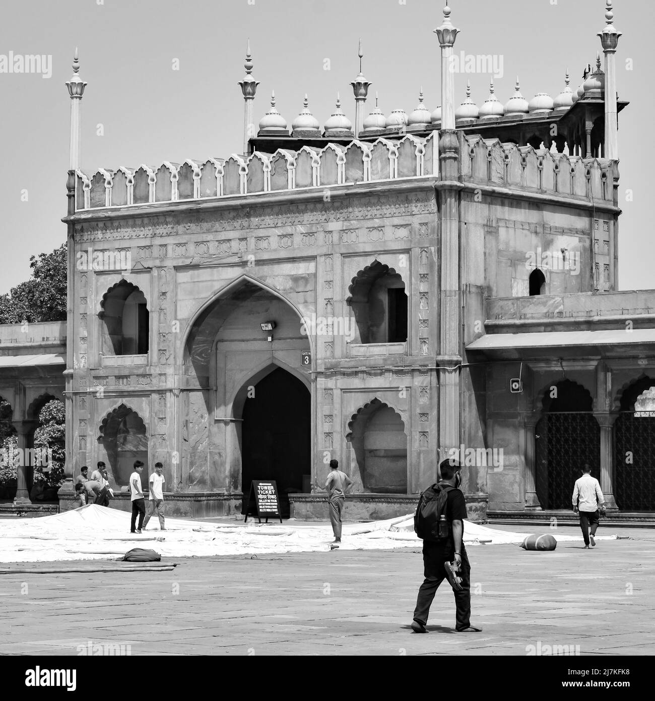 Delhi, Indien - 15. April 2022 : nicht identifizierte indische Touristen besuchen Jama Masjid während der Ramzan-Saison, in Delhi 6, Indien. Jama Masjid ist der größte Stockfoto