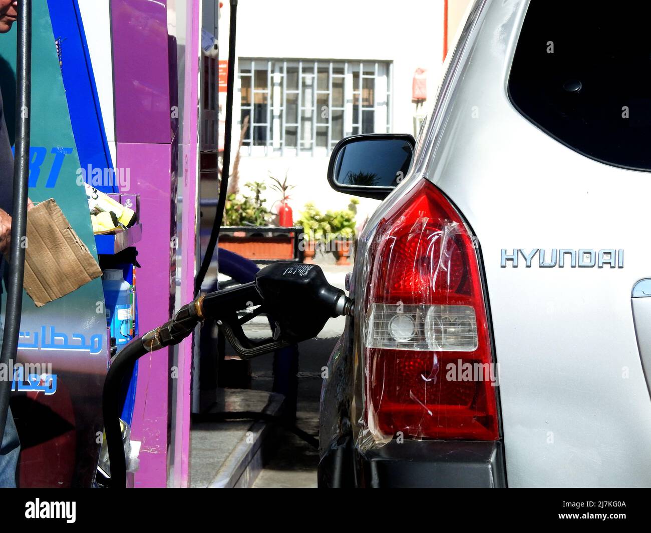 Kairo, Ägypten, November 8 2021: Kraftstoffüberwachungssystem Benzin an der Tankstelle zum Fahrzeug tanken, Kraftstoff im Auto an der Tankstelle nachfüllen, Benzinpistole Stockfoto