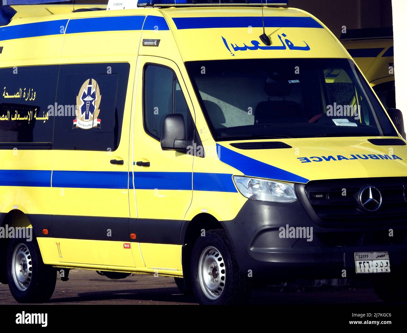 Kairo, Ägypten, November 22 2021: Ambulanz auf der Straße wartet auf Notrufe für Verkehrsunfälle, Übersetzung des arabischen Textes (Minist Stockfoto