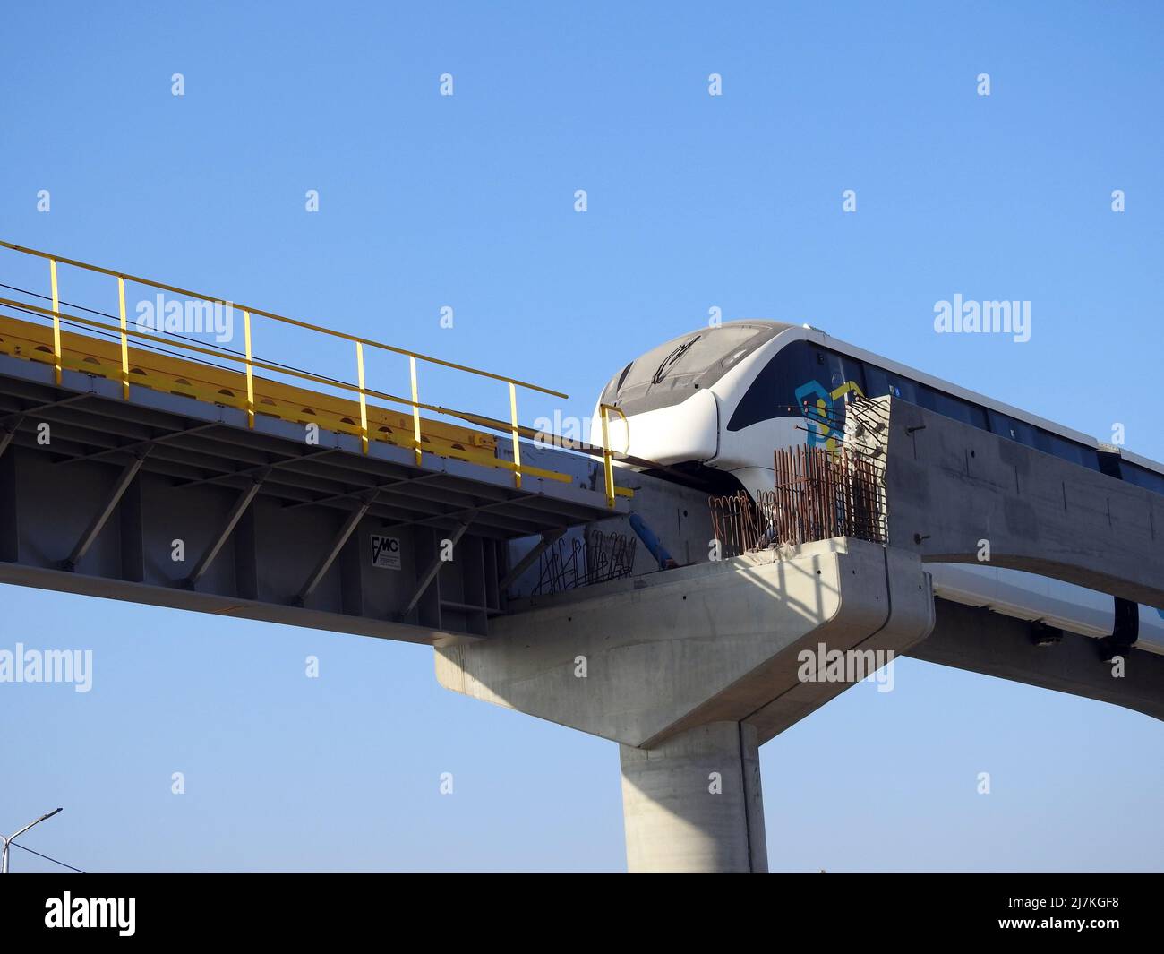 Kairo, Ägypten, Dezember 18 2021: Installation des ägyptischen Monorail-Systems auf seiner Schiene auf Beton- und Stahlstützen, selektiver Fokus eines Konstrukts Stockfoto