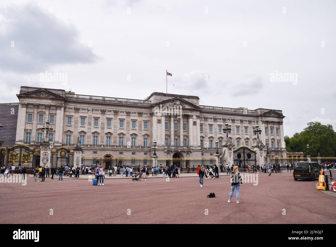 London, Großbritannien. 09.. Mai 2022. Gesamtansicht des Buckingham Palace. Rund um den Buckingham Palace laufen die Vorbereitungen für das Platin-Jubiläum der Königin, das 70.. Jubiläum der Thronbesteigung der Königin. Am 2-5. Juni findet ein spezielles, erweitertes Platinum Jubilee Weekend statt. Kredit: SOPA Images Limited/Alamy Live Nachrichten Stockfoto