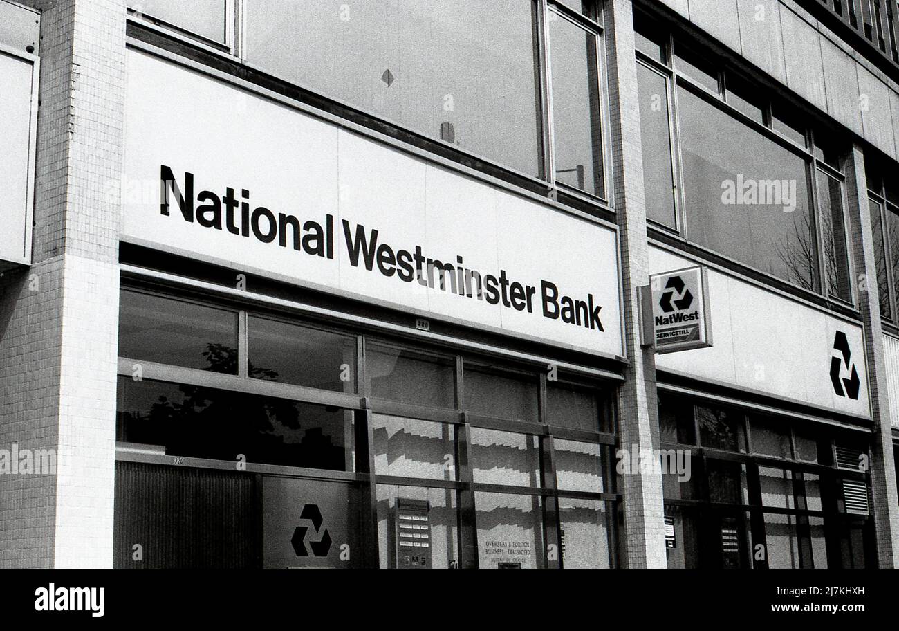 Eine Zweigstelle der National Westminster Bank an der Euston Road in London, England, am 5. August 1989. Die Bank wurde 1968 durch den Zusammenschluss der Westminster Bank und der National Provincial Bank gegründet. Stockfoto