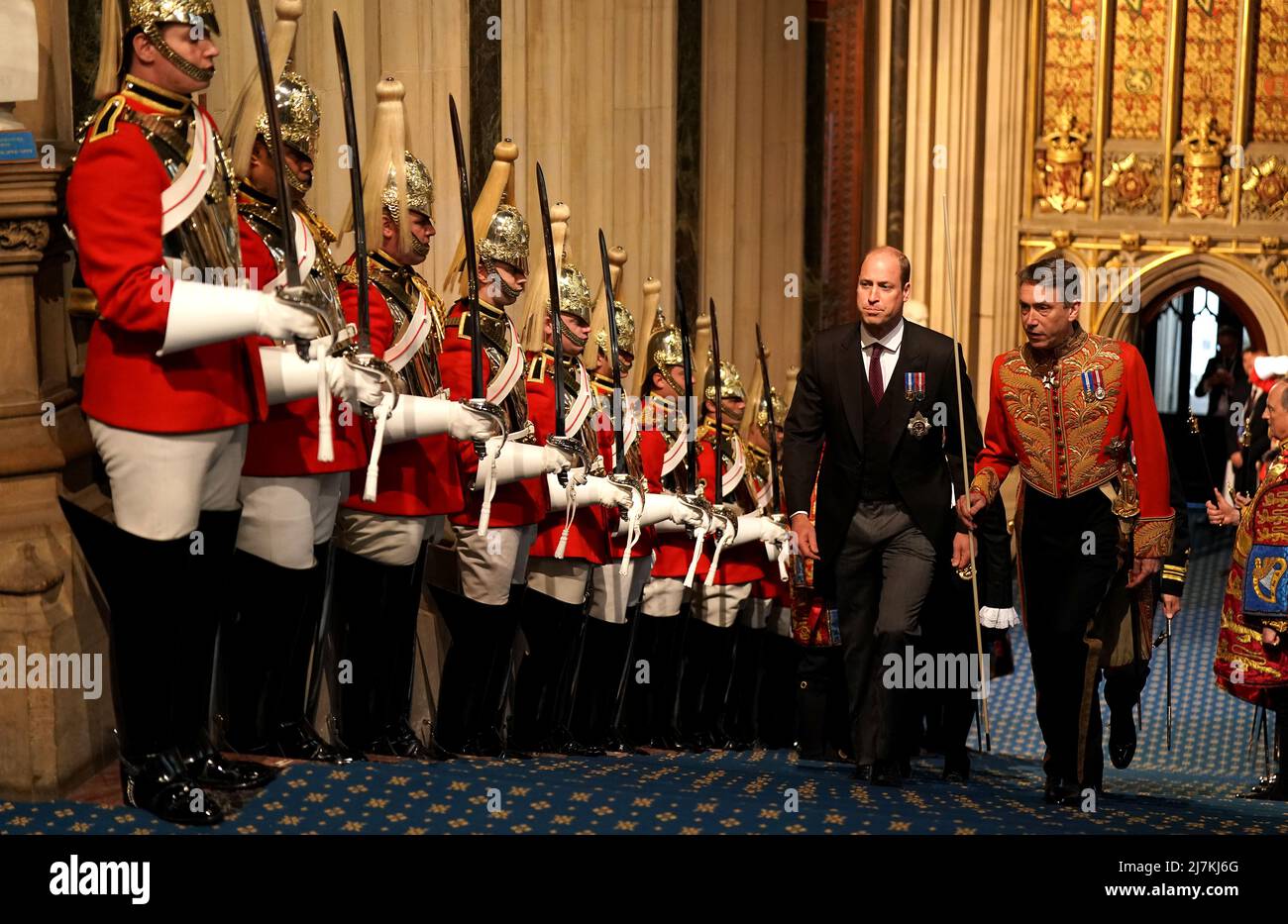 Prinz William geht vor der Eröffnung des Parlaments im House of Lords, London, an der Household Cavalry in der normannischen Veranda am Palace of Westminster vorbei. Bilddatum: Dienstag, 10. Mai 2022. Stockfoto