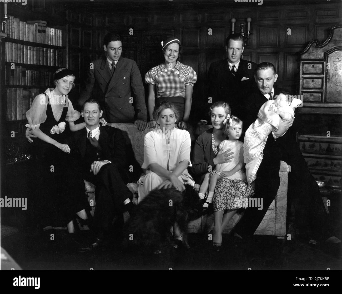 Der BARRYMORE-CLAN in Hollywood im Juli 1932 Porträt von CLARENCE SINCLAIR-BULLE mit sitzender Frau LIONEL BARRYMORE von links (IRENE FENWICK) LIONEL BARRYMORE ETHEL BARRYMORE FRAU JOHN BARRYMORE (DOLORES COSTELLO) ETHEL DOLORES BARRYMORE und JOHN BARRYMORE halten seinen neuen Sohn JOHN BLYTH BARRYMORE mit hinten von links Ethel's 3 Kinder JOHN BARRYMORE Colt ETHEL BARRYMORE Colt und SAMUEL Colt, als die 3 Barrymores zusammen im auftauchten Film RASPUTIN UND DIE KAISERIN 1932 Regisseur RICHARD BOLESLAWSKI Metro Goldwyn Mayer Stockfoto