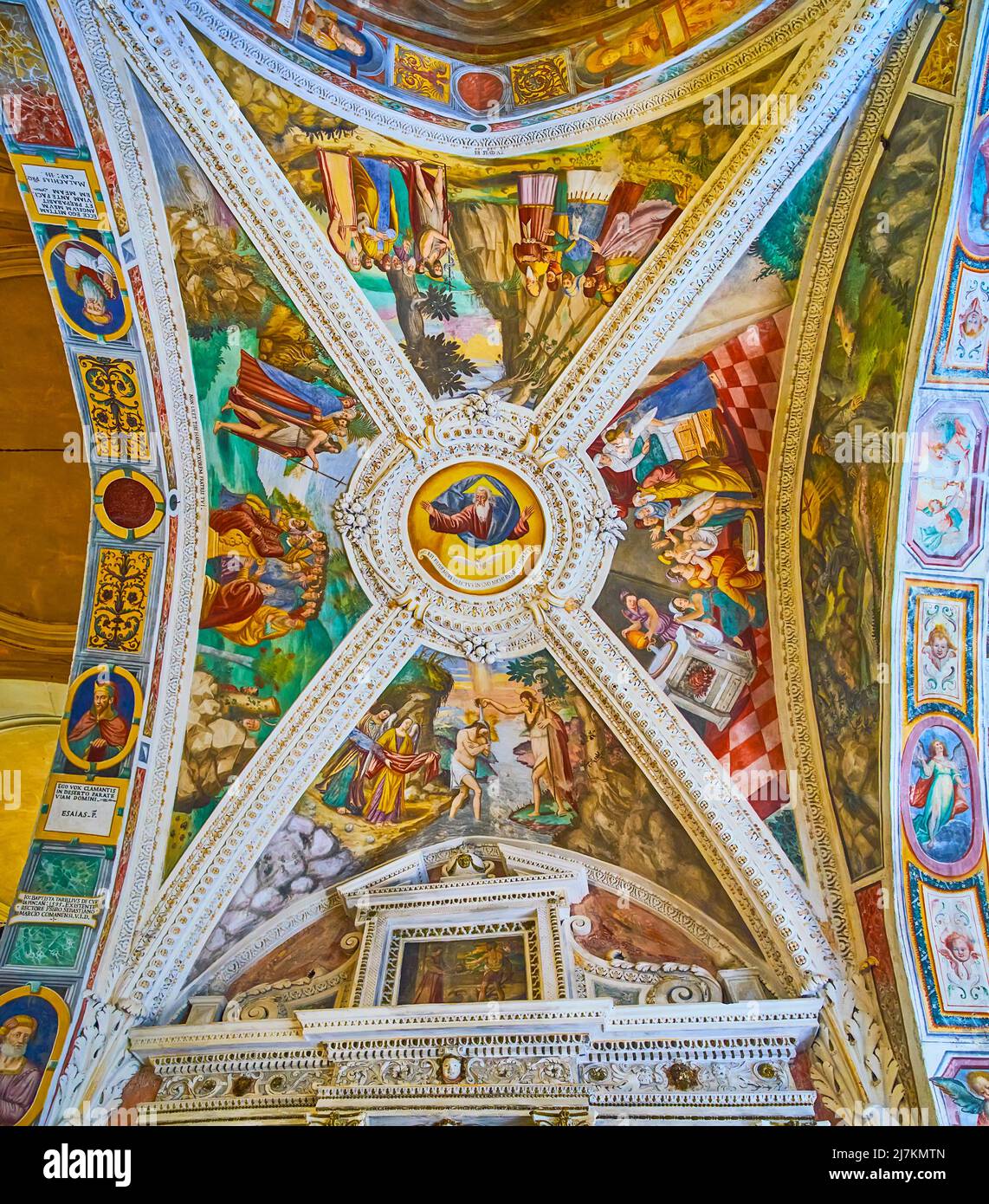 MORCOTE, SCHWEIZ - 25. MÄRZ 2022: Laubsägearbeiten und Fresken im farbenfrohen Gewölbe der Kapelle in der Kirche Santa Maria del Sasso, am 25. März in Morco Stockfoto