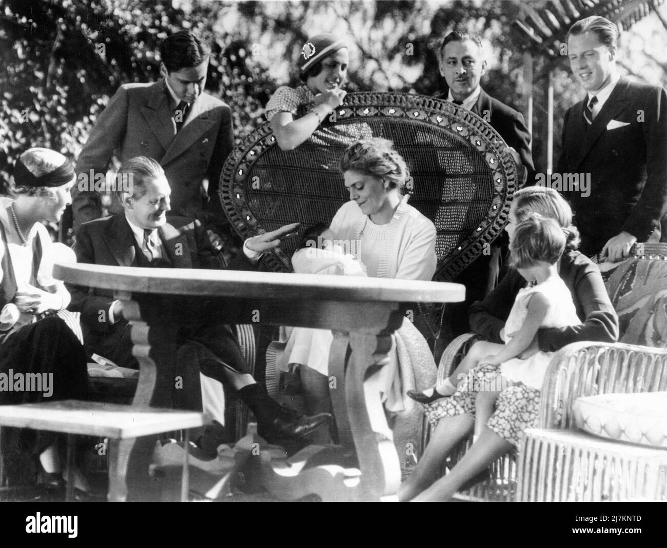 Der BARRYMORE-CLAN in Hollywood im Juli 1932 Porträt von WILLIAM GRIMES mit Frau LIONEL BARRYMORE von vorne links (IRENE FENWICK) LIONEL BARRYMORE ETHEL BARRYMORE (mit Johns neuem Sohn JOHN BLYTH BARRYMORE) und Frau JOHN BARRYMORE (DOLORES COSTELLO) Holding ETHEL DOLORES BARRYMORE und auf der Rückseite JOHN BARRYMORE Colt ETHEL BARRYMORE Colt JOHN BARRYMORE und SAMUEL Colt, wenn die 3 Barrymores traten gemeinsam im Film RASPUTIN UND DER EMPRESS 1932 Regisseur RICHARD BOLESLAWSKI Metro Goldwyn Mayer auf Stockfoto