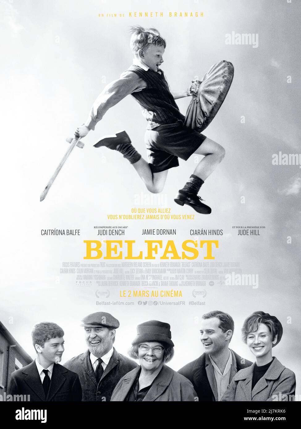 Belfast Jahr : 2021 UK Regie : Kenneth Branagh Jude Hill, Lewis McAskie, Ciarán Hinds, Judi Dench, Jamie Dornan, Caitriona Balfe französisches Poster Stockfoto