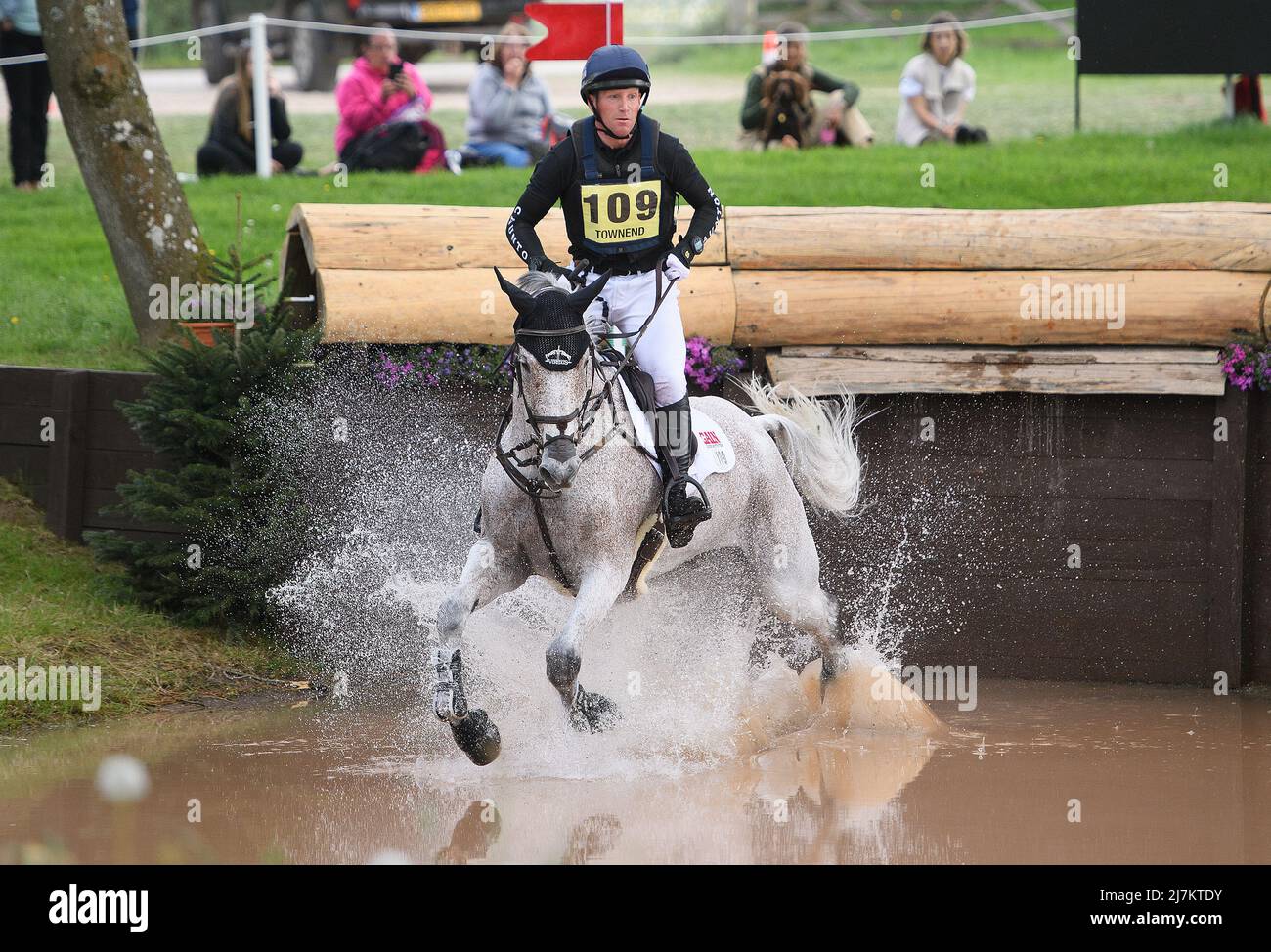 Badminton Horse Trials - Cross Country Test - Badminton, Großbritannien. 07.. Mai 2022. Oliver Townend in der Ballaghmor-Klasse während des Cross Country Tests bei den Badminton Horse Trials. Bildnachweis: Kredit: Mark Pain/Alamy Live Nachrichten Stockfoto